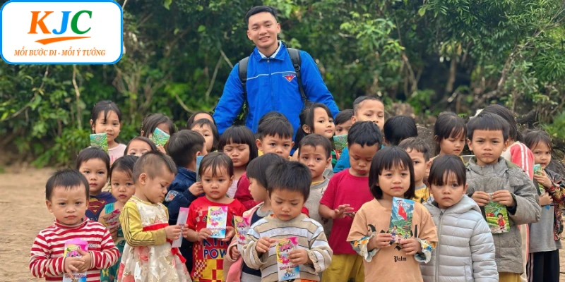 Các món quà tết được trao tận tay trẻ em vùng xa