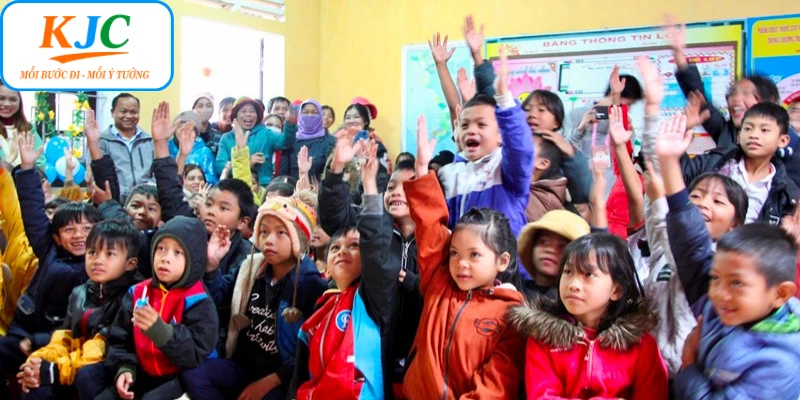 Hành trình mang quà tết đến cho trẻ em vùng xa