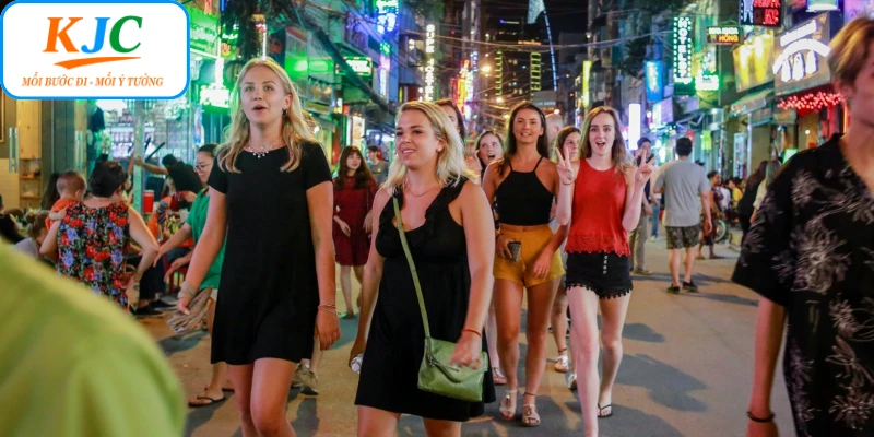 Hoạt động tặng quà phố đi bộ có ý nghĩa thiết thực